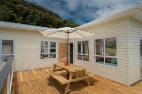 Sun Seeker Bach - Ferry Landing Holiday Home